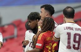 Yamal được bạn gái an ủi sau trận ra quân thất vọng